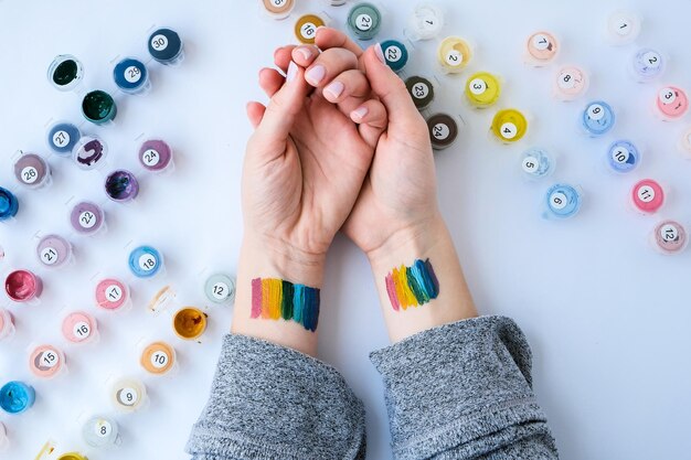 Ręce trzymające haft